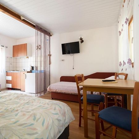 Studio Apartman Ema Горни-Карин Экстерьер фото