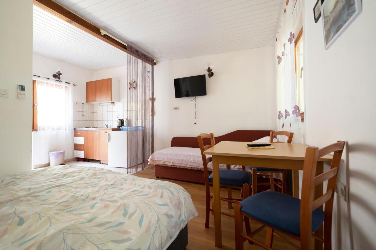 Studio Apartman Ema Горни-Карин Экстерьер фото